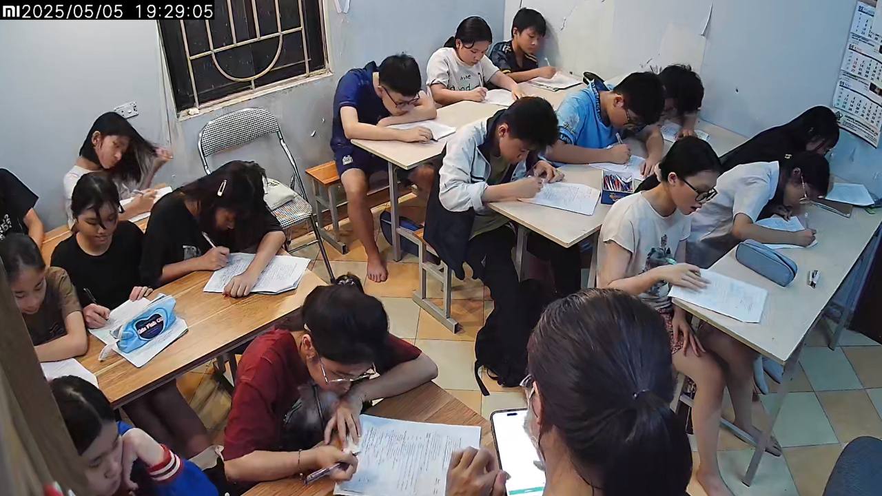Học sinh làm bài tập